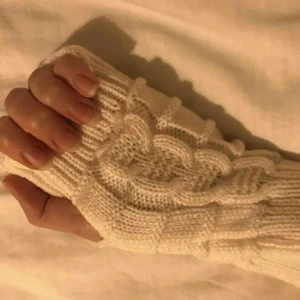 vit stickad handledsvärmare  - Aldrig använts, i nyskick!