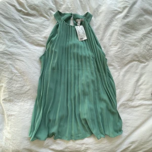 Grön blus HM - Säljer denna fina blus/topp från hm som aldrig är använd ✌🏻💞