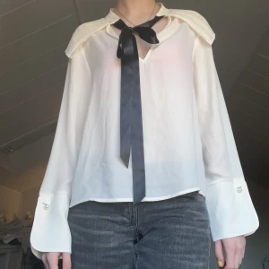 Blus - Sååå fin blus, går att knyta på olika sätt!😗