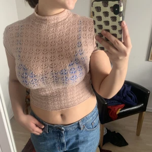 Stickad topp zara - Topp från zara i strl S som dessvärre sömmen har spruckit upp på axeln (se bild 3) men som kan sys lätt (därmed lågt pris)