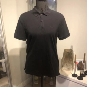 Hugo boss tröja  - Jätte fin svart Hugo boss piké tröja köpt för 1000 använd några gånger men säljs pga att den har blivit för liten för min bror priset kan diskuteras vid snabb affär  