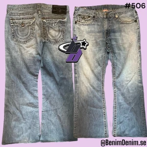 true religion jeans - trueys i modellen Billy Super T, tag 38/34 😈ytterben 103cm😈innerben 75cm😈milja rakt över 50cm😈benöppning27cm😈modellen är 180😈flaws, saknar knapp, uppsydda