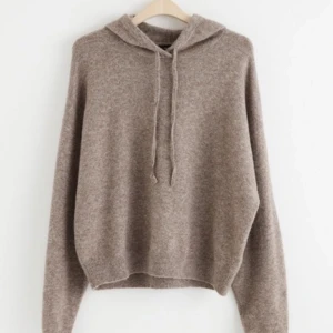 Stickad hoodie  - Säker denna otroligt mjuka och gosiga hoodie från Lindex, storlek M sitter snyggt oversized, använd fåtal gånger, hör av er vid frågor💖💖