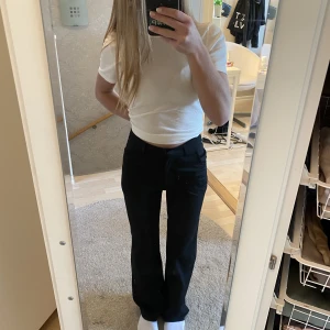 Kostymbyxor  - Säljer kostymbyxor från madlady då dem inte kommer till användning. Dem är raka i modellen men skulle säga att dem formar sig fint och får en bootcut liknade form. Dem är höga men går även att bära som lågmidjat. Har använts ett fåtal gånger, inga skador!