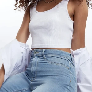 Blåa skinny jeans  - Jättefina blåa skinny jeans. Använda några gånger men fortfarande i bra skick. (Bilderna är ifrån ginas hemsida där jag köpte dem ifrån)