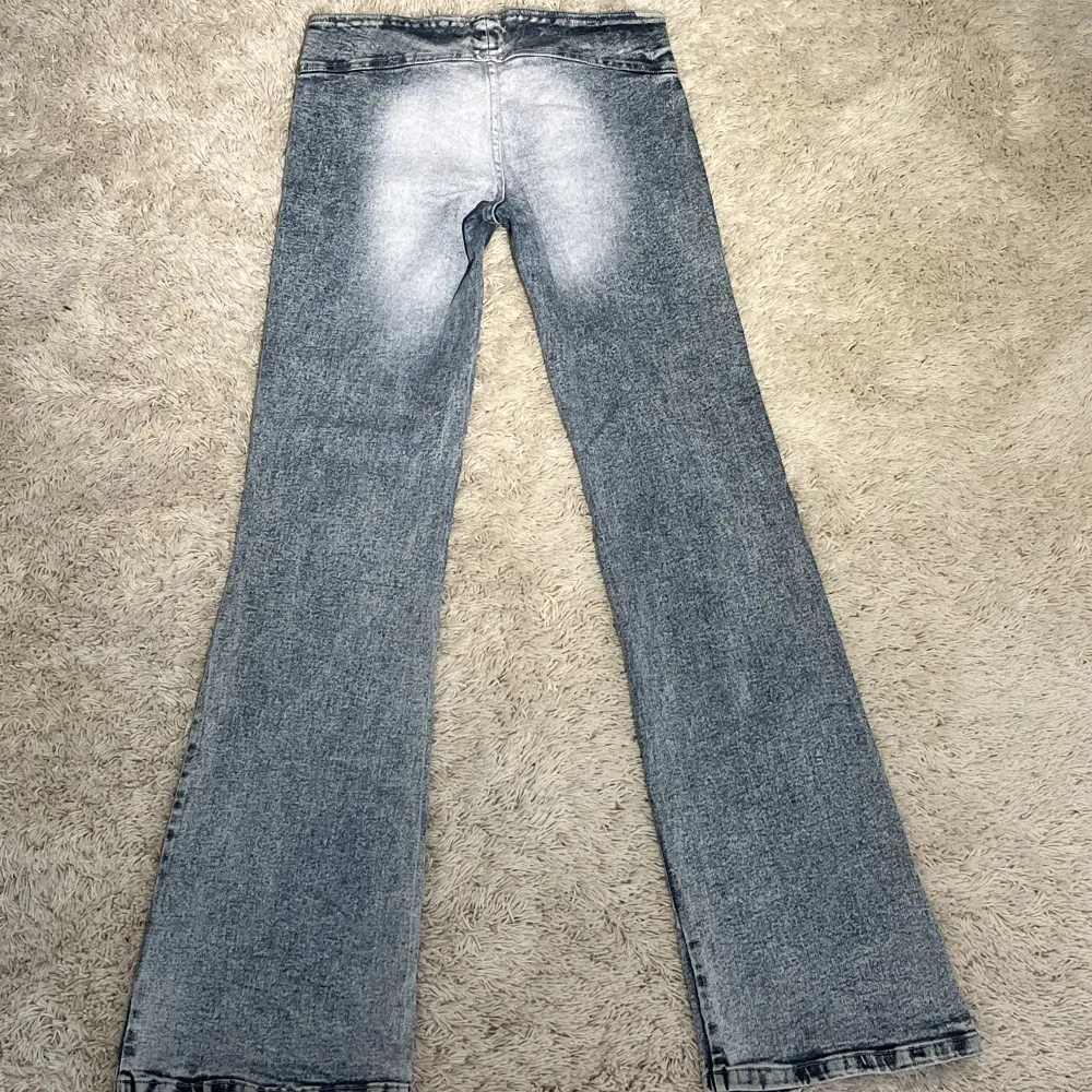Jättecoola Lågmidjade bootcut jeans. Köpta secondhand, inga defekter förutom att några hål på bältet gått av men inget man tänker på. Midjemått: 78cm (har stretch och bälte) innerbenslängd: 83cm. Jeans & Byxor.