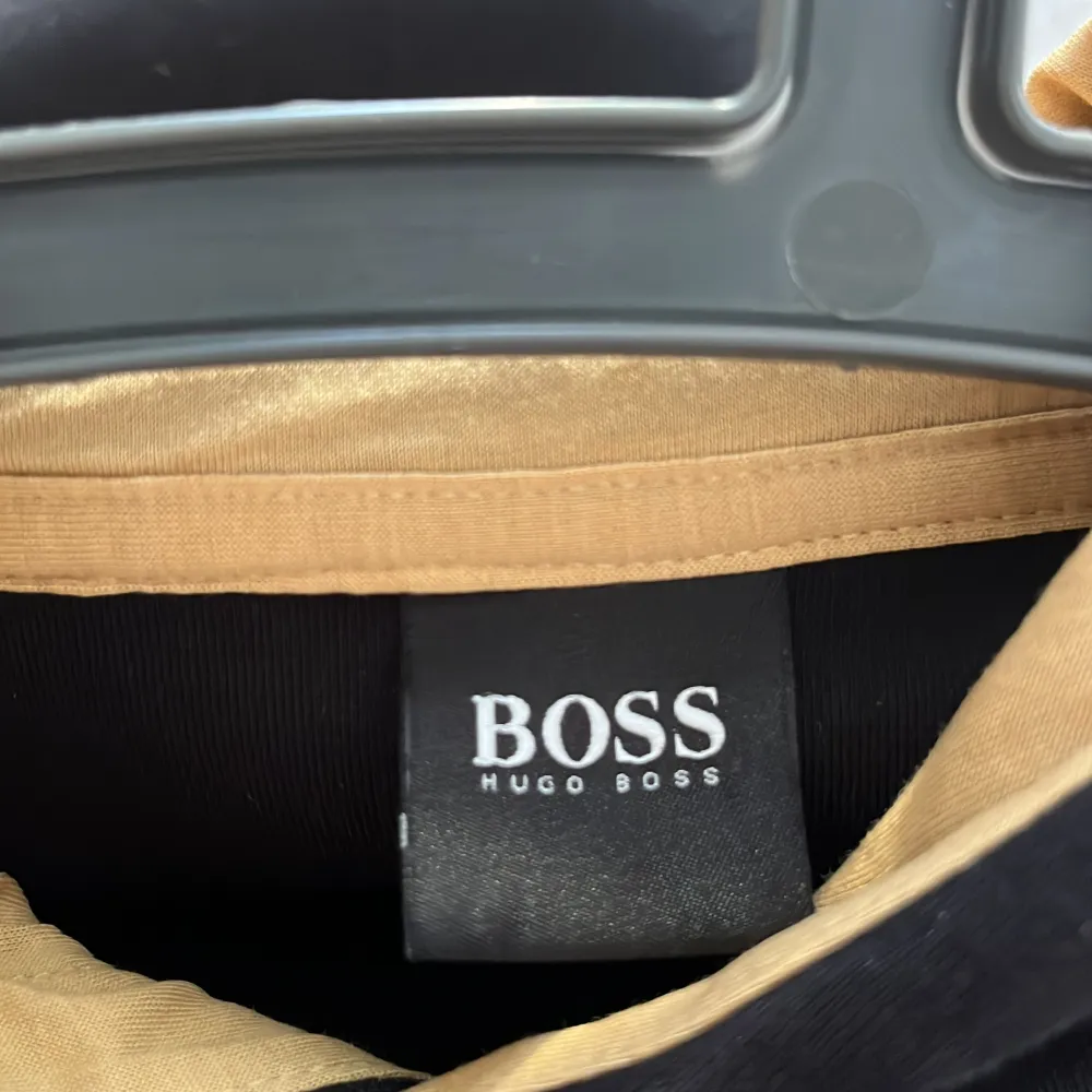 Säljer nu denna fina Hugo Boss tröja i storlek M pga att den inte kommer till mycket användning längre.  Köpte den för 2000kr på thernlunds och säljer för 1000, inga fel på den alls och den är som ny, inte mycket använd heller😆 Priset kan även diskuteras.. Hoodies.