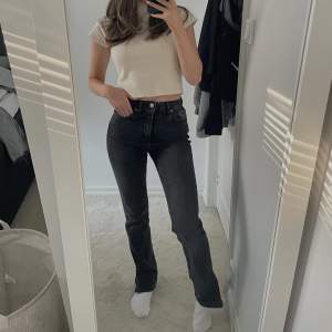 Svarta jeans med slits från Zara! 🖤 har sytt kortare (se bild 3) då jag är 154 cm lång. Storlek 34 , jättebra skick!!🖤