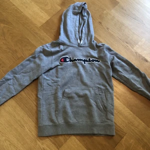 Champion hoodi - Det var min hoodi men den är för liten.