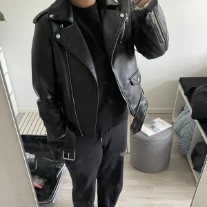 Skinnjacka  - Skinnjacka från zara i bra skick, storlek M men är lite liten i storleken så skulle passa som storlek S också❤️
