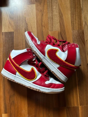 nike dunk chenille swoosh gym red - söker nu byten på mina dunks mot andra dunks, jordan, nike. skorna är i bra skick och har kvar orginal box och snören. 
