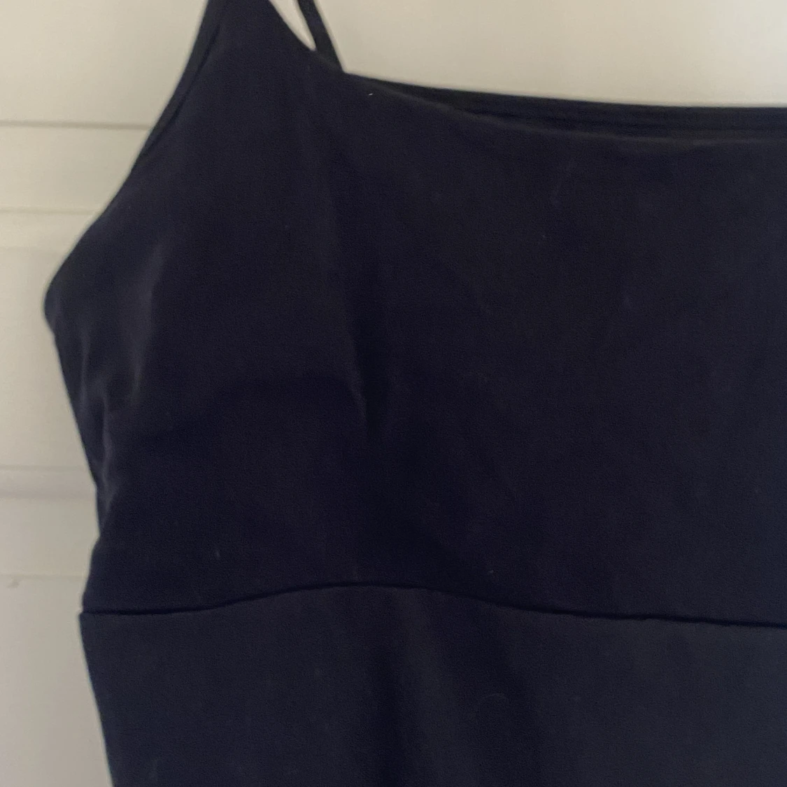 Svart linne med detalj - 90