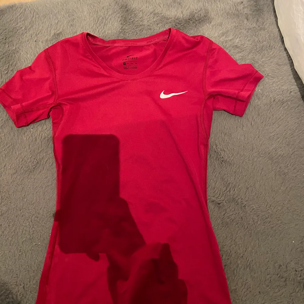 Jag säljer denna fina vinröda träningströjan från märket Nike. Den är i bra skick förutom att loggan har spruckit lite.🌸 säljer för 110kr exklusive frakt.. T-shirts.