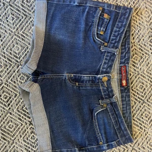 Lågmidjade shorts  - Ett par lågmidjade shorts som förr va byxor men jag sedan gjorde om. På lappen står det strl 30 men skulle säga att de e 27/28 då det passar mig som har 27. 