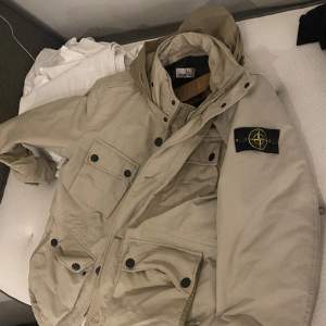 Stone island jacka Använd ett par ggr  Men i helt nyskick,  Släpper den hyfsat billigt eller byter 