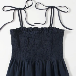 Söt topp - En söt marinblå topp med volang som inte är så andvänd. Toppen är i väldigt bra skick och ser inte använd ut alls. Bra för dig som vill ha något fint till sommaren☀️