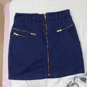 Blå kort jeanskjol - En mycket fin jeanskjol från h&m. Är i storlek S men skulle också någon som har xs. Dragkedjorna gör kjolen mycket unik och ännu finare. Köparen står för frakten ❤️