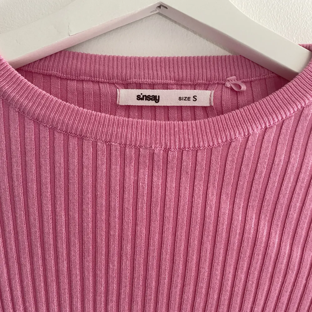 rosa ribbad tröja som är väldigt strechig, storlek s. Knappt använd🫶🏼Hör av er vid frågor, pris kan diskuteras . Toppar.