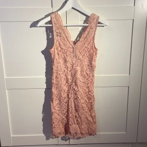 Rosa spetsklänning  - En rosa spetsklänning från Cubus. Nyskick. 