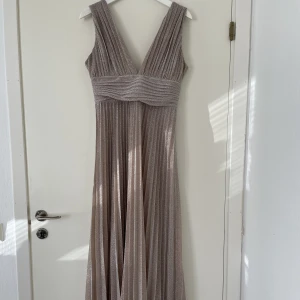 Aftonklänning - En aftonklänning som passar fint till bal, sittning etc. Storlek 36, men skulle säga att den passar både 34 och 38. Passar mig som är 163cm (ca 170 med klackar) Använd 2 gånger så den är i fint skick:)