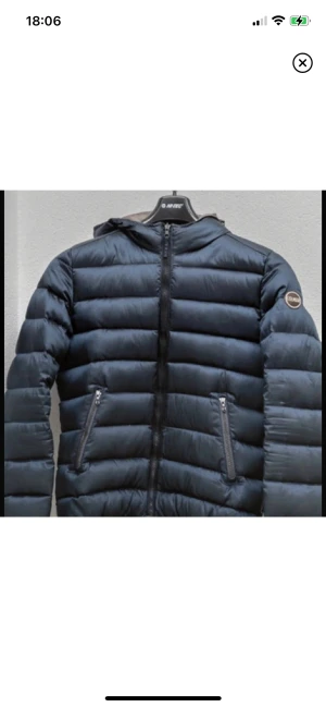 colmar jacka - mörkblå colmar jacka i väldigt bra skick! passar s och m
