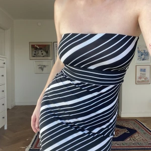 Massimo dutti klänning - Former kroppen snyggt. Storlek S/M. Inga defekter. Kan knyta med bandet