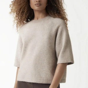 Other stories stickad tshirt - Nyskick! Använd typ tre gånger❤️ superfin och mjuk, säljer pga har för mina stickade tröjor🥺🥲 kan skicka egna bilder på tröjan om ni önskar🫶(lite annan färg tycker jag än på hemsidan, men det är den tröjan)