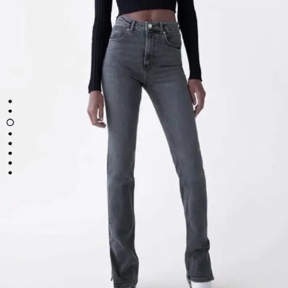 Säljer mina grå zara jeans med slits för dom är för långa på mig, aldrig använt💕. Jeans & Byxor.