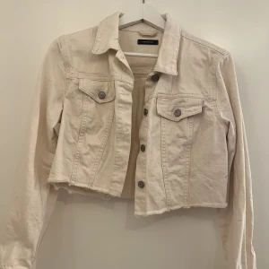 Jeansjacka kort modell - Använd fåtalgånger, köpt på na-kd. Liten i storlek vill jag påstå 