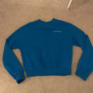 Blå sweatshirt från hm. Knappt använd. I storlek xs-s. Säljer för 60kr