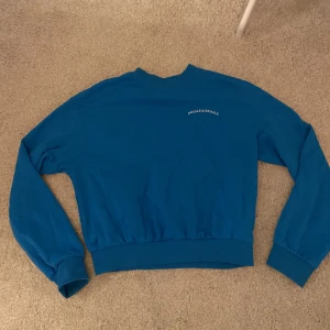 Blå sweatshirt  - Blå sweatshirt från hm. Knappt använd. I storlek xs-s. Säljer för 60kr