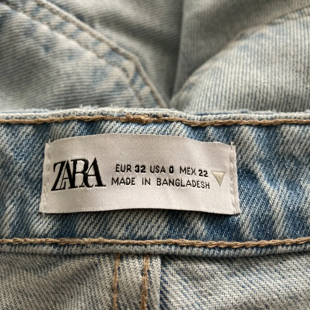 Jätte fina mid waist jeans från Zara som tyvärr har blivit för små för mig, jag är 1,61cm✨Dom är i bra skick då jag har använt dom sparsamt✨Nypris 399kr✨Priser går att diskuteras. Jeans & Byxor.