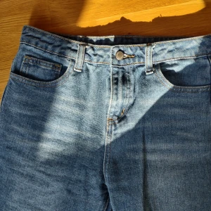 Byxor - Mörka jeansbyxor som är baggy