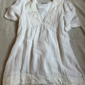Zara sommar klänning!  - Så fin klänning från zara! Perfekt till sommaren! ☀️ I storlek XS men passar S också! 💕 frakt är 39kr! 🚚📦