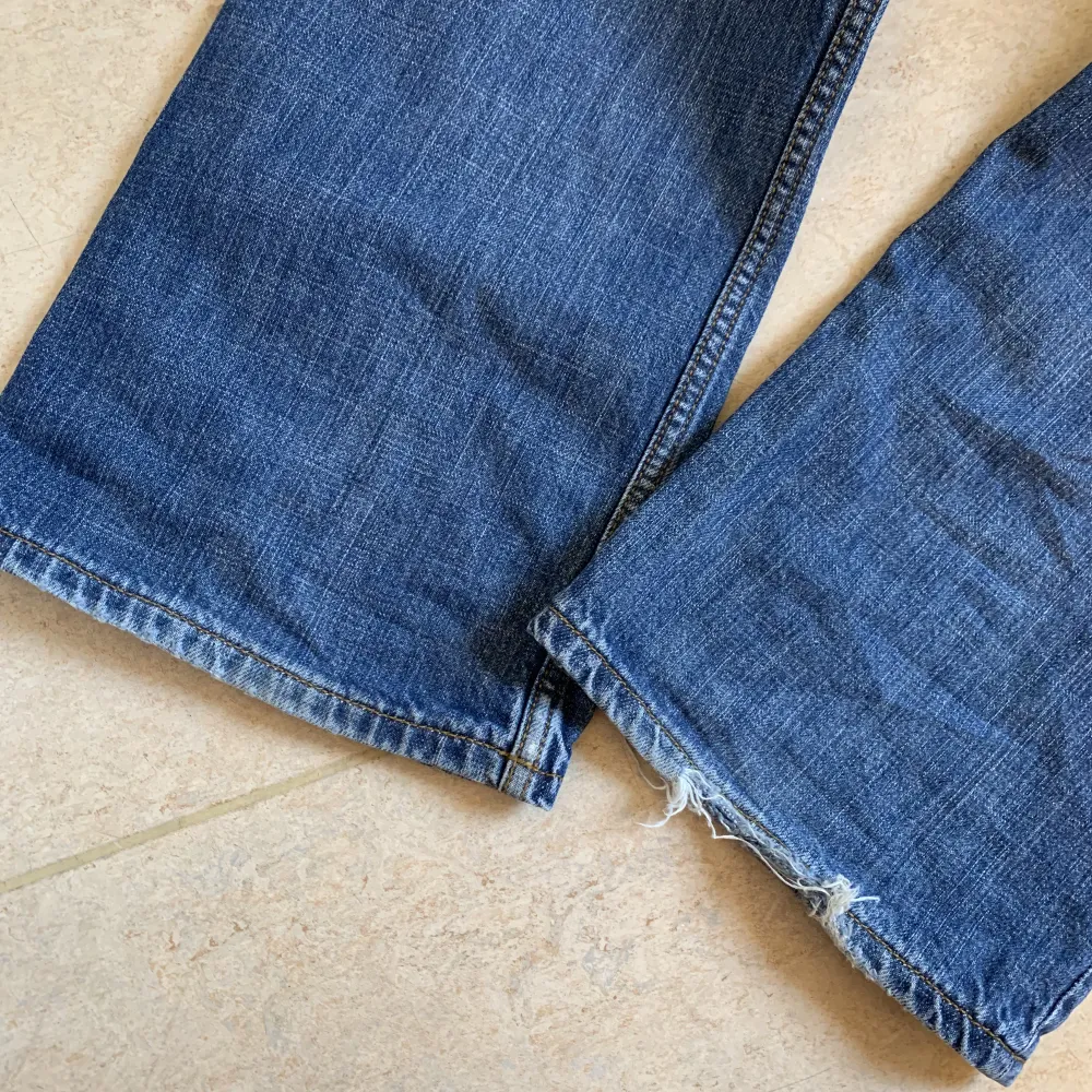 Min pappas gamla jeans, använda men bra skick. Lite slitna längst ner vid ena benet. Jeans & Byxor.