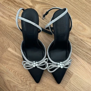 Klackar New Yorker  - Säljer mina klackar i strlk 38 jag själv köpt på Plick från New Yorker❤️🫶Köpte ett likande par i Paris så säljer därför dessa, jättebra bra skick! Köpta för 400kr och har bara använt dem en gång innan jag köpte de andra så säljer därför för 350kr💗