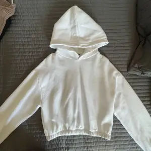 Vit croppad hoodie från Zara. Använd max 2 gånger. Storlek M men passar S-M