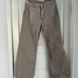 Beige jeans  - Beige jeans med högmidja och vida ben från Carin Wester. Väldigt fint skick! Färg: Beige  Strl: 42 Pris: 300kr + spårbar frakt!