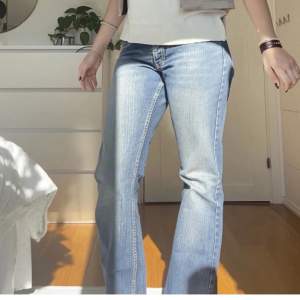Säljer dessa snygga jeans som tyvärr inte passade mig🥰 Hon på bilden ska vara 172 så skulle tippa på att dem är 36-38 typ🌸 Skriv om ni har några frågor!