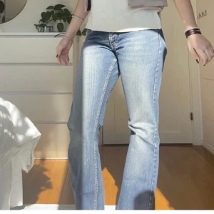 Jeans - Säljer dessa snygga jeans som tyvärr inte passade mig🥰 Hon på bilden ska vara 172 så skulle tippa på att dem är 36-38 typ🌸 Skriv om ni har några frågor!