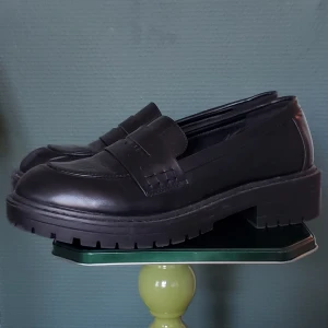 Loafers - Snygga loafers från New Look. Använda en gång men skicket är som nytt. Sköna och bekväma att gå i en hel dag.