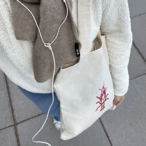 Broderad totebag  - Jättefin tygväska med handbroderad av en kräfta. Sydd i en stadig bomullsväv som tål att tvättas (kallt dock för att inte krympa). Perfekt som strand eller skolväska. Axelbanden är 75 cm. 