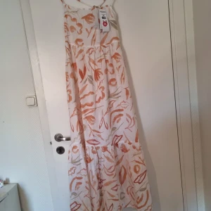 Ny klänning - Oanvänd klänning. Storlek xs