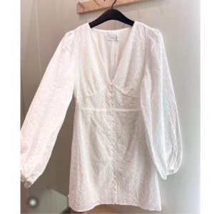 Studentklänning - Säljer denna superfina slutsålda vita klänningen från VILA😍, aldrig använd med lapparna kvar! Perfekt till studenten!😍Passar även 38! Skriv privat vid intresse!☺️💛