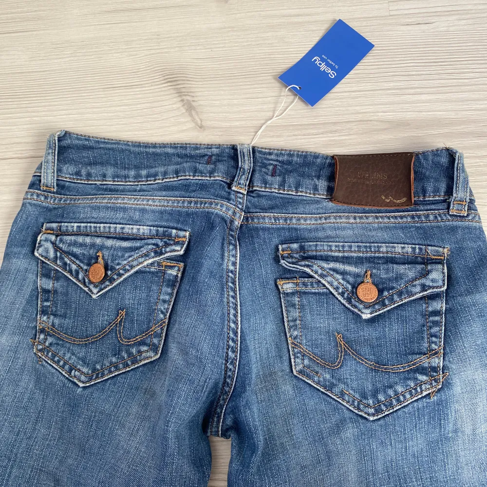 Blåa lågmidjade ltb jeans med sjukt snygga detaljer bak!🫶🏼Köpta från sellpy! säljer då de var lite för små för mig!. Jeans & Byxor.