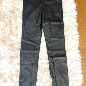 Skinn imitation från by Marlene Birger  - Coola svarta byxor. Endast använda ett par gånger. Dyra i inköp. 