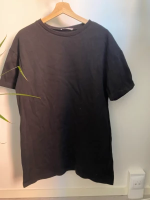 Lång t-shirt - En superskön lång t-shirt från Zara. Har tyvärr inte kommit till sås Tor använding så därför säljer jag den. Endast använd ett fåtal gånger så är i väldigt bra skick!