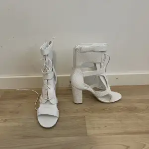 White heels, aldrig använda