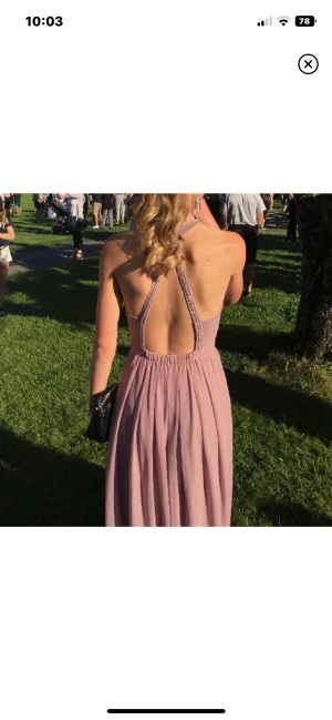 Balklänning - Jätte fin balklänning med öppen rygg i storlek 36. Bara använd under 2 kvällar och inga defekter utöver ett märke på kjolen som knappt syns. Köparen står för frakten🤍🫶🏽