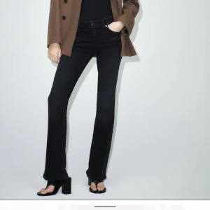 Zara jeans  - Säljer mina snygga zara jeans. Som är lågmidjade 🥰